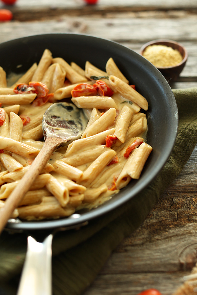 Creamy-Garlic-Pasta-with-Roasted-Tomatoes-vegan.jpg